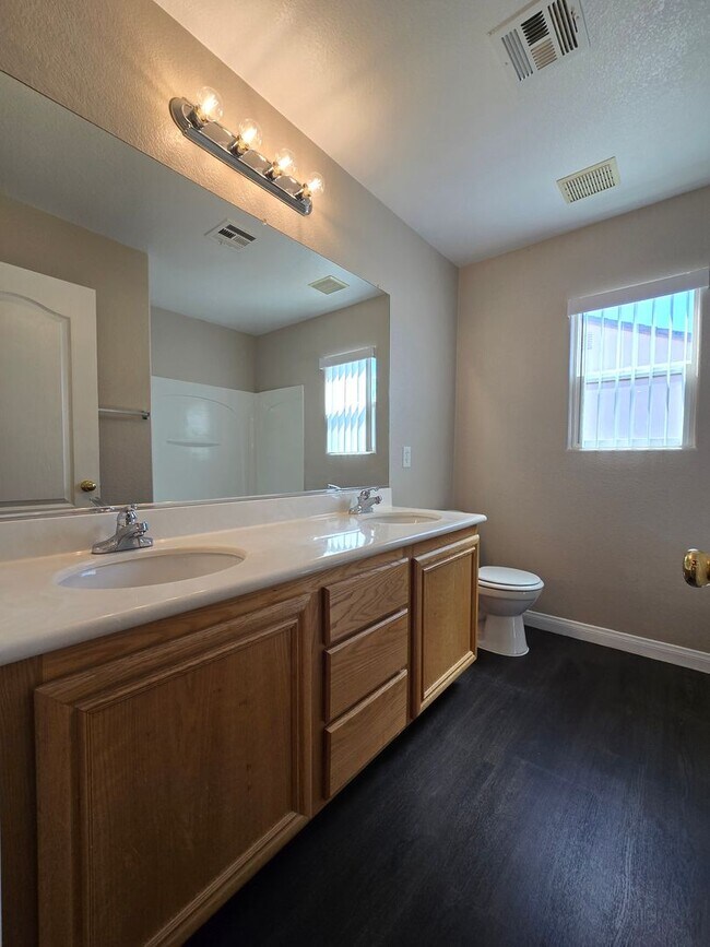 Building Photo - A Spacious 4 Bedroom House in Iron Mountai...