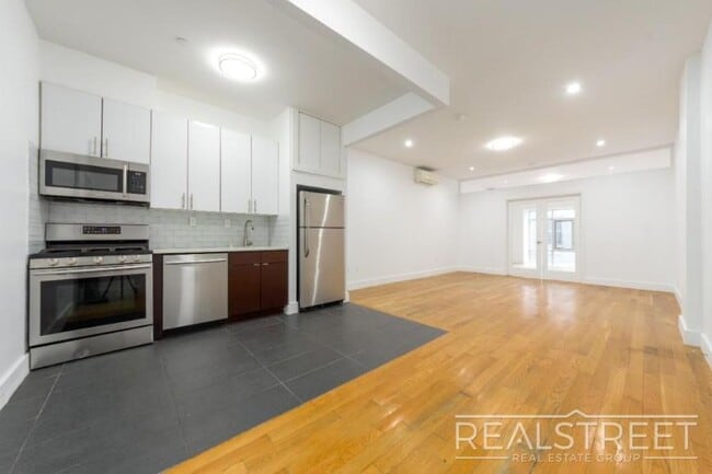 Building Photo - 1 bedroom in ELMHURST NY 11373