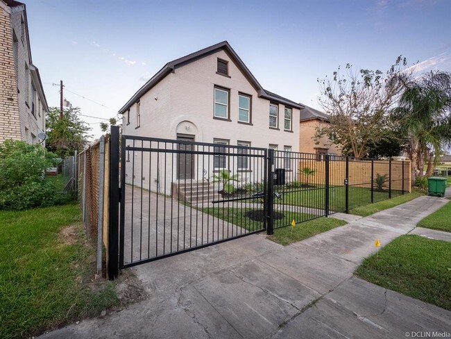 Building Photo - 2421 Truxillo St