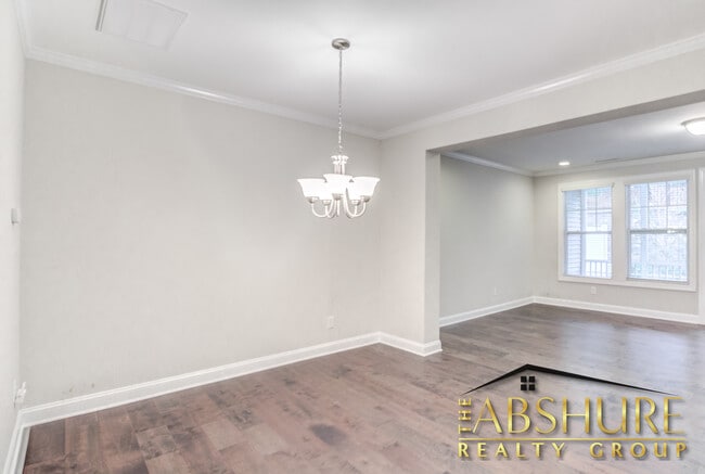Building Photo - 4240 Vallonia Dr