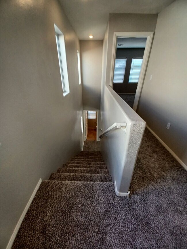 Building Photo - Spacious Tri-Level Home with 4 Bedrooms & ...