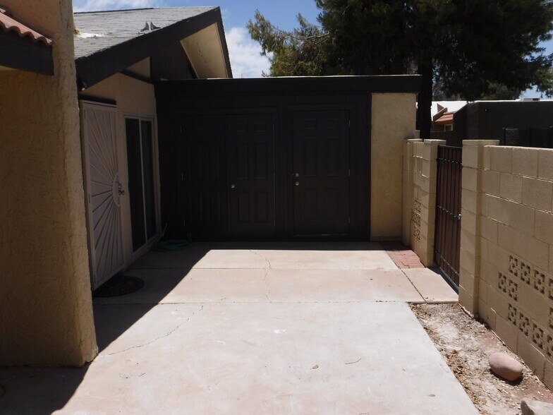 Building Photo - 712 N Santa Barbara #16