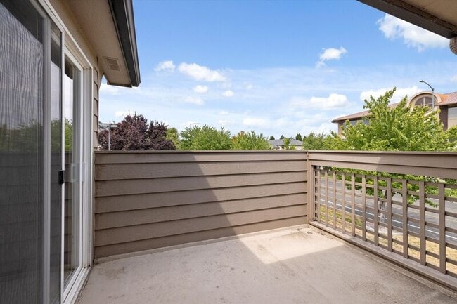 Building Photo - 423 Columbia Point Dr