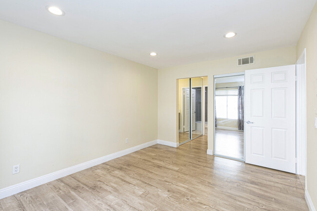 Bedroom - 5525 Canoga Ave