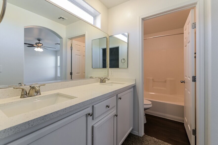 Building Photo - 978 Medina De Leon Ave