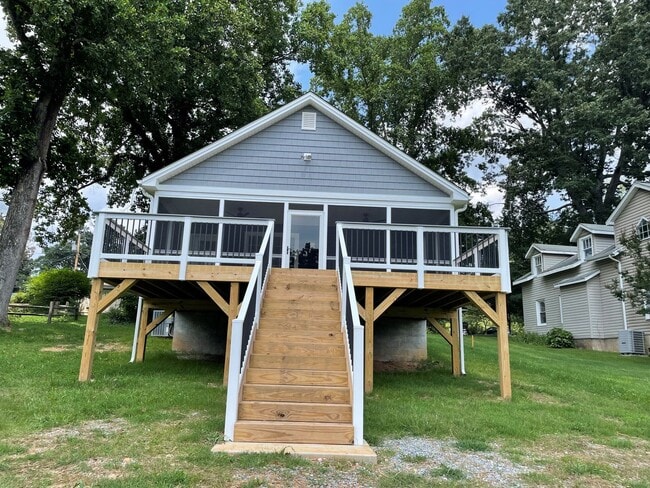Primary Photo - Lake Front House with Screened in Porch