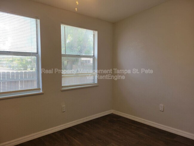 Building Photo - 618 17th Ave S