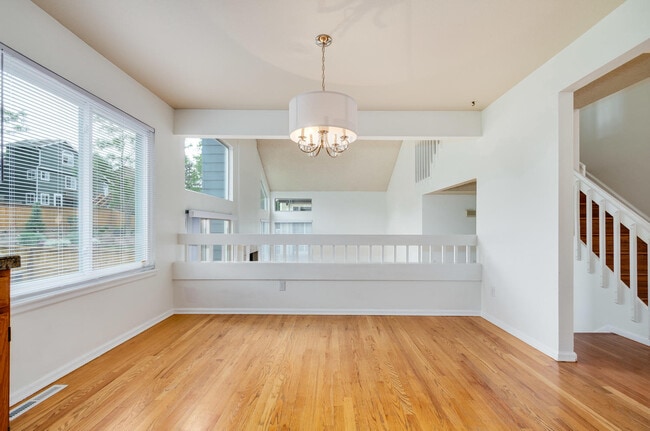 Building Photo - 1350 Knollwood Way