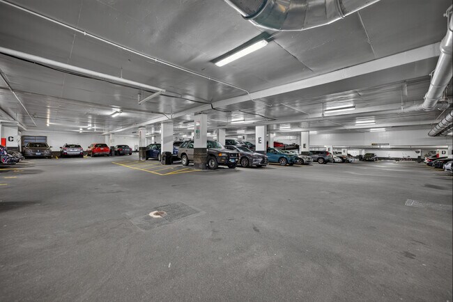 Building Photo - 2650 N Lakeview Ave