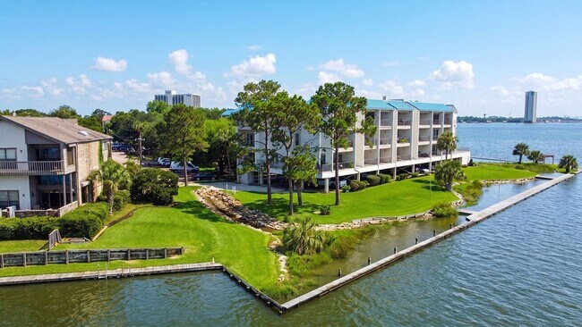 Building Photo - 401 Lakeside Ln