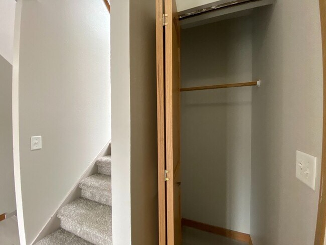 Building Photo - 4 Bedroom Townhome by Moorhead High School!