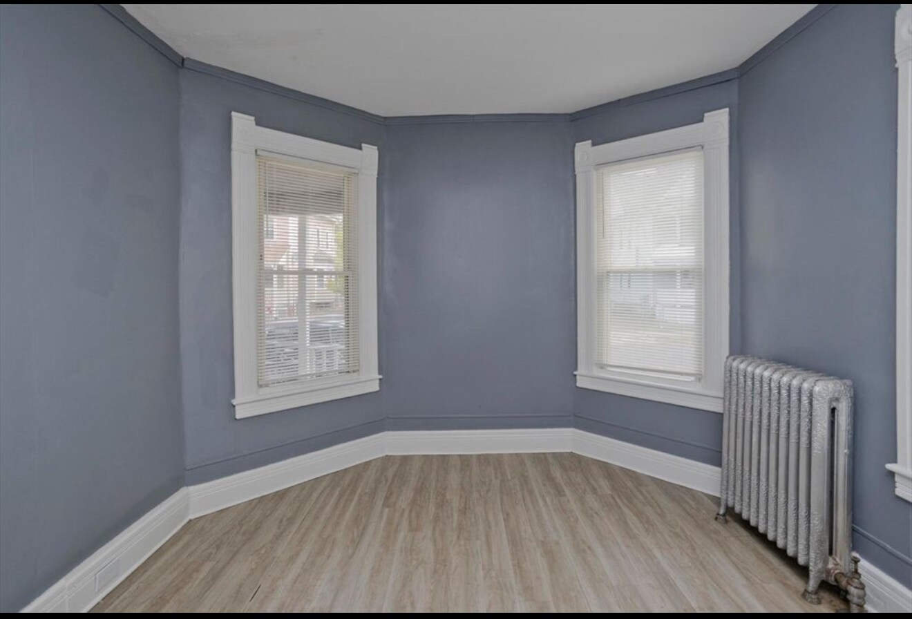 Building Photo - 130 Bowles St