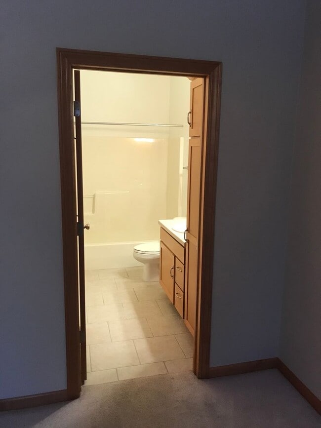 Building Photo - 2100 River Point Ct