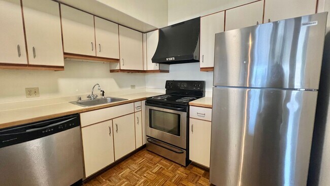 Building Photo - Spacious and convenient  east-facing 1Bd 1...