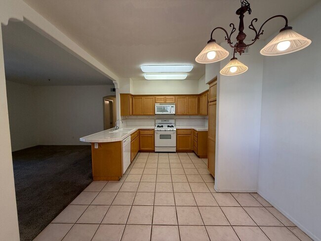 Building Photo - Centrally Located Downstairs Condo in the Oak Creek Villas