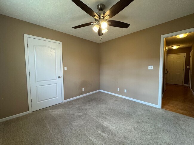 Building Photo - Beautiful spacious home in Waynesville