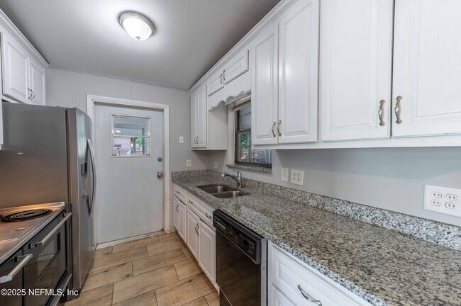 Building Photo - 777 La Marche Dr