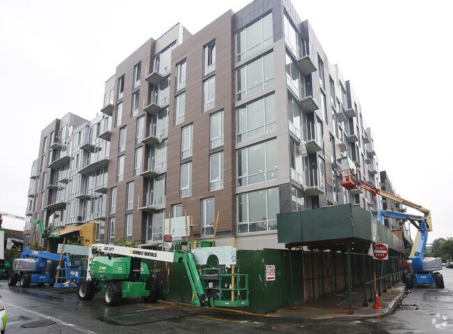 Building Photo - Leonard Pointe