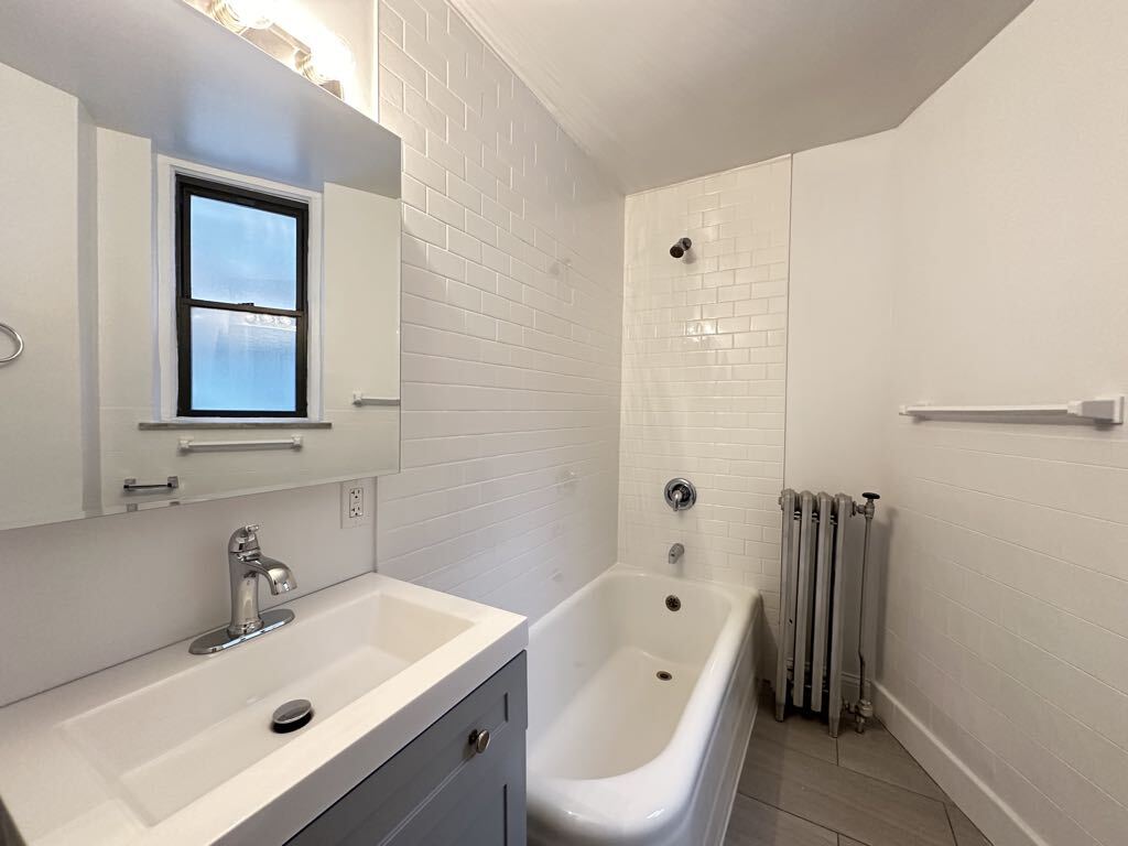 Building Photo - 3335 W Diversey Ave