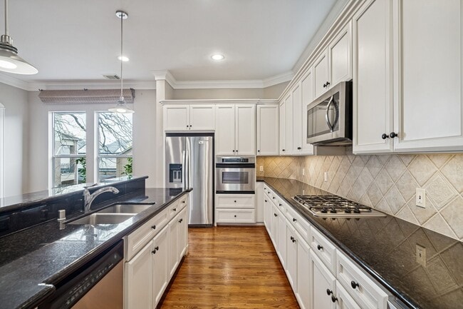 Building Photo - 2024 Vermont St