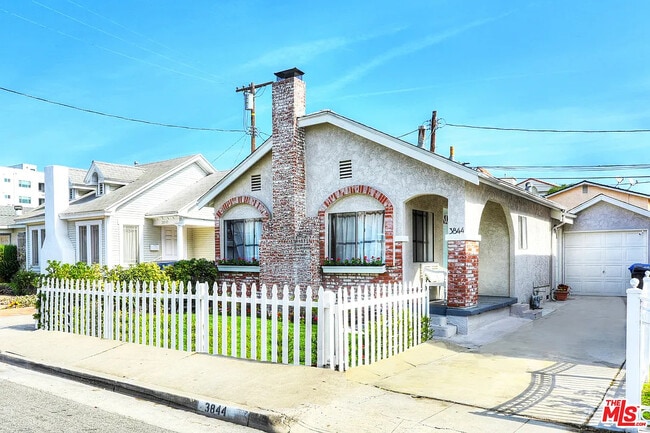 Building Photo - 3844 Goldwyn Terrace