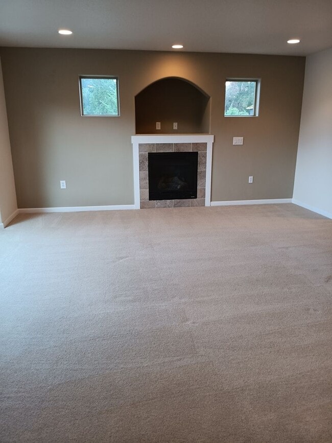 Building Photo - Beautiful Townhouse in West Salem is Ready...