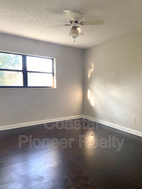 Building Photo - 1612 E 33rd Ave