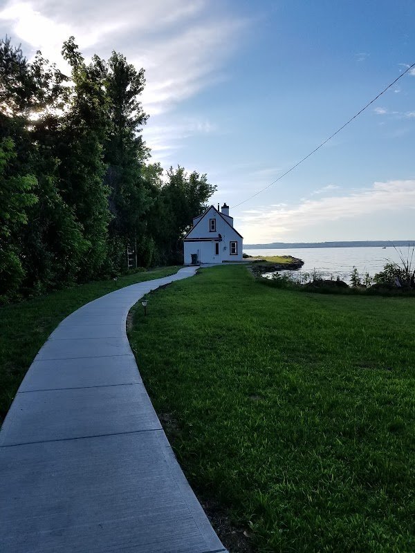 Building Photo - N7921 Lakeshore Dr