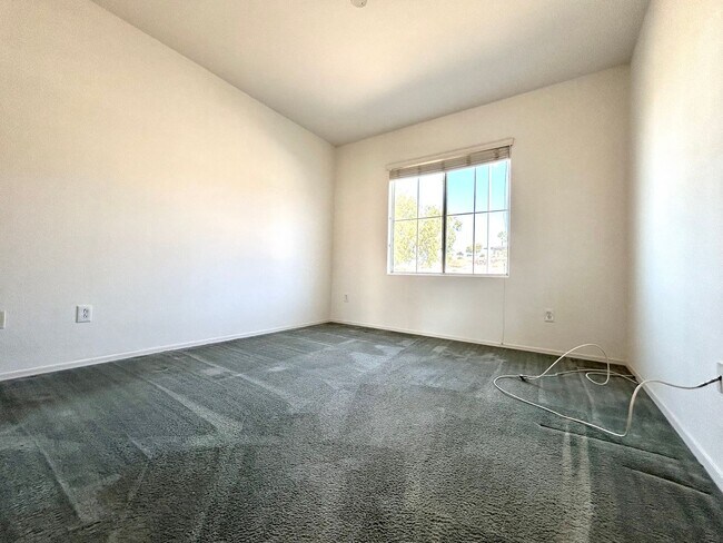 Building Photo - Single story 55+ community on golf course