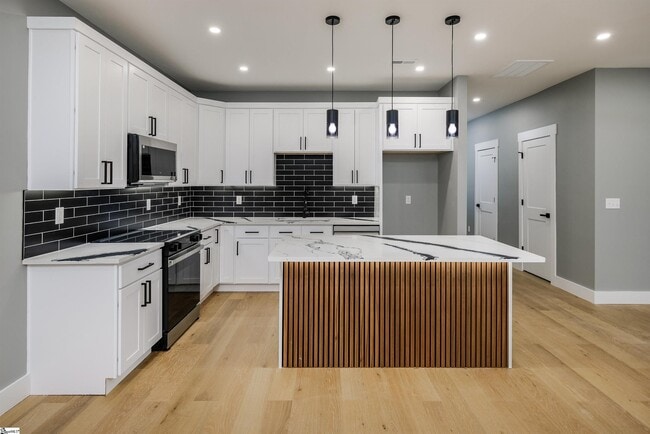 Building Photo - 610 N Shamrock Ave