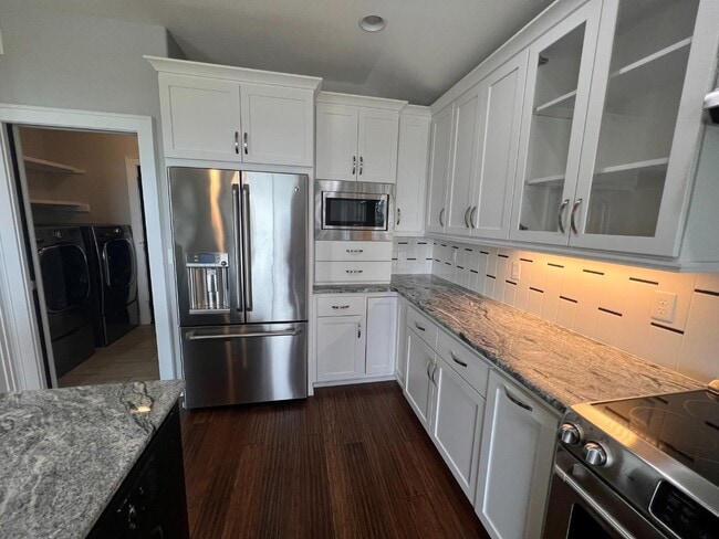 Building Photo - 627 N Daylily Dr
