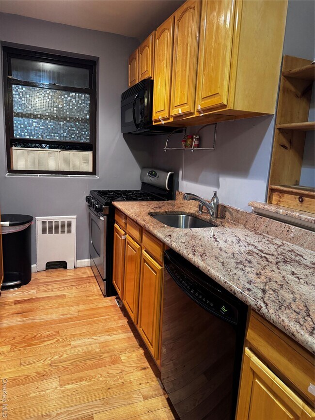 Building Photo - 44-10 Macnish St