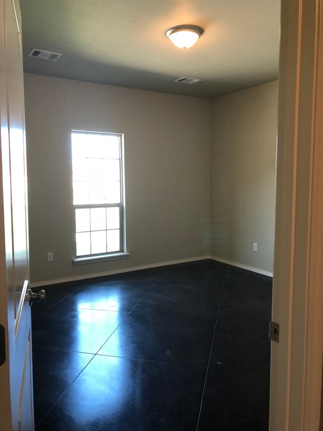 Building Photo - Located in HERITAGE HILLS !!! 2016 Built, ...