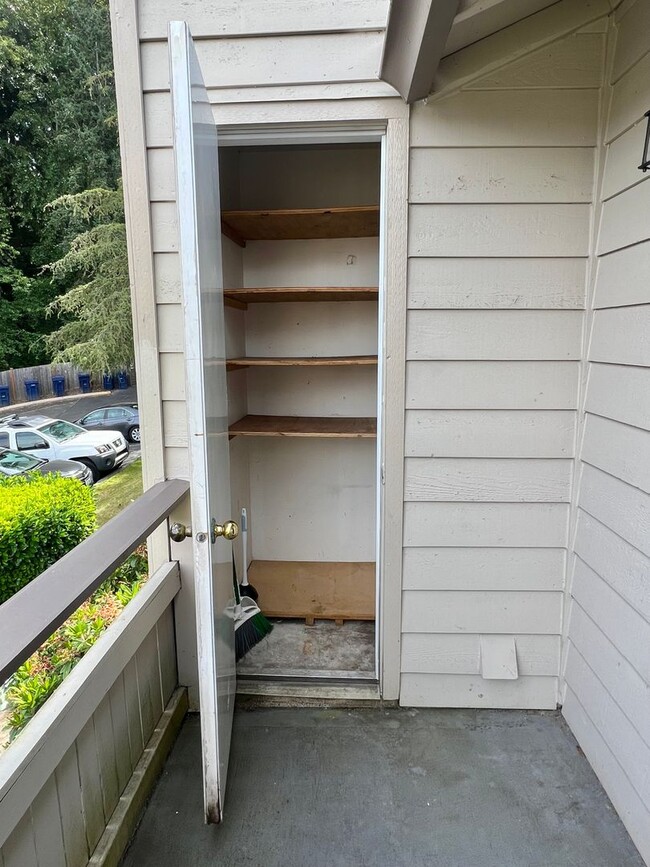 Building Photo - Woodinville ~ Woodland Hills Condo