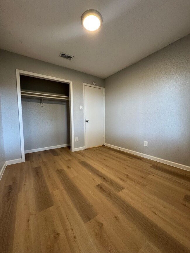 Building Photo - 11217 Pender Ln