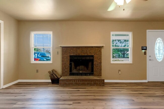 Building Photo - Charming 3BR Ranch Style Home on Quiet Cut...