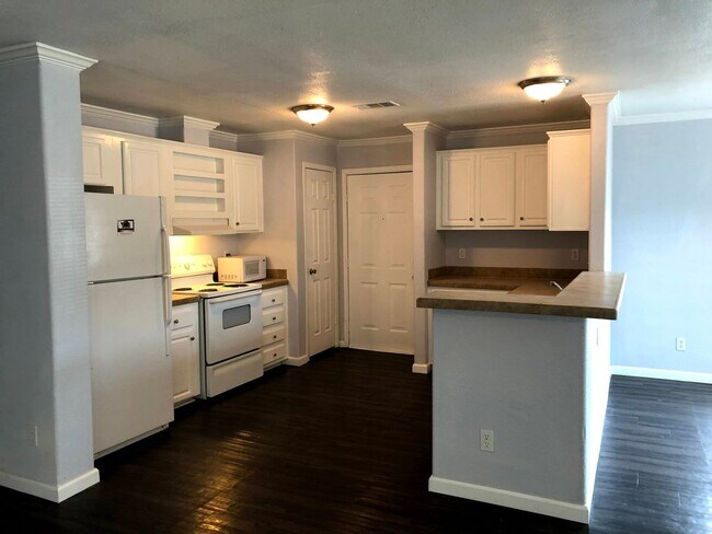 Building Photo - 168 Varsity Cir