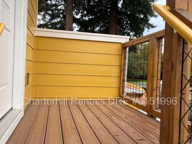 Building Photo - Granny unit- spacious, gorgeous - NWSR!