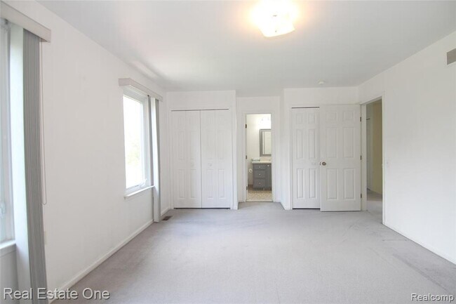 Building Photo - 5590 Greenbriar Dr