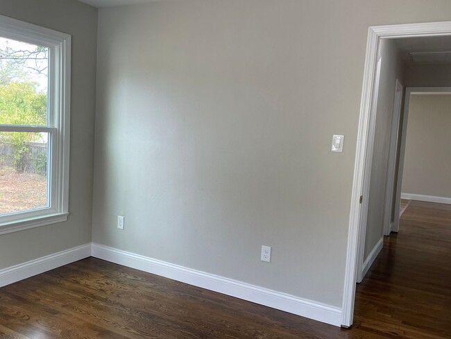 Building Photo - Upgraded 3 Bedroom/1 Bathroom_Pet Restrict...