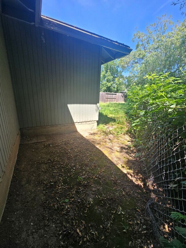Building Photo - 3 Bedroom Home Near Schools!