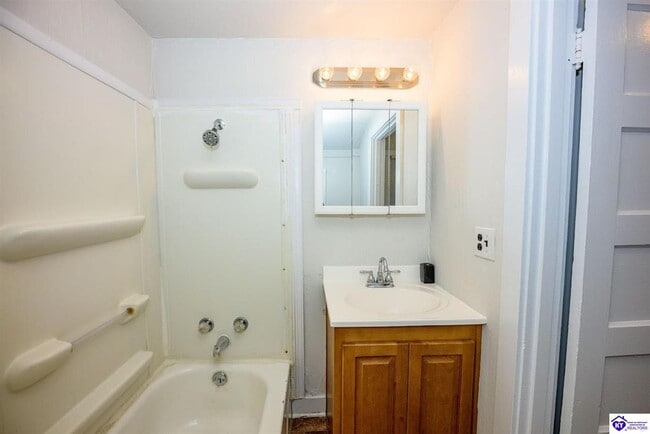 Building Photo - 203 W Warfield St