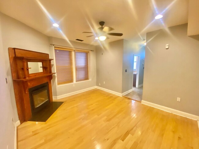 Building Photo - Mt Vernon Triangle Spacious 2 Bed 2.5 Bath...