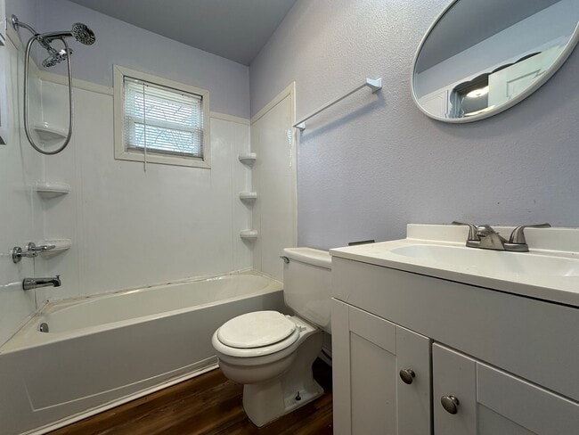 Building Photo - Charming 3 Bedroom / 2 Bathroom (1176 sf)