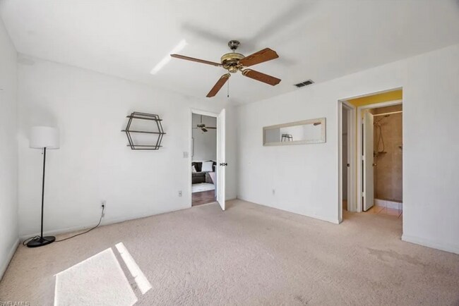 Building Photo - Charming 2 Bed 2 Bath Condo in Naples COMING SOON