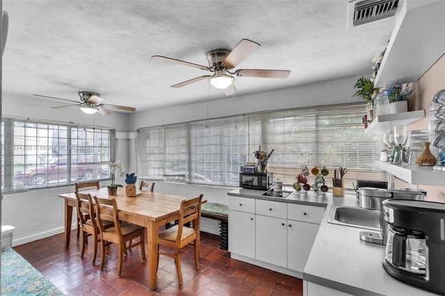 Building Photo - 314 NE 26th Terrace