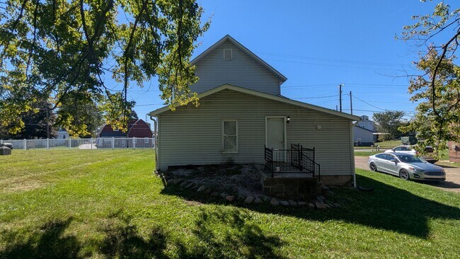 Building Photo - 223 E Maple St