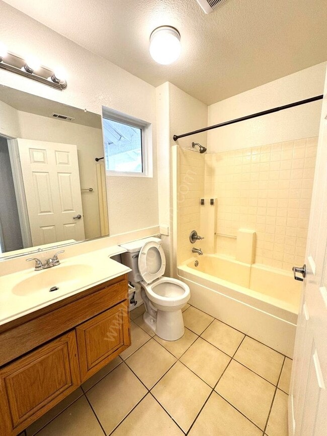 Building Photo - Beautifual Home