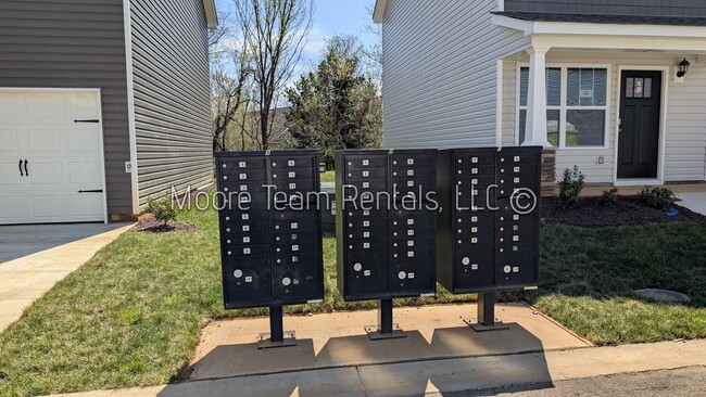 Building Photo - *** MOVE IN SPECTIAL *** Elegant New 3BR T...
