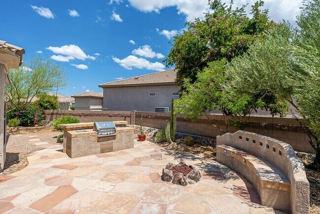 Building Photo - Gated Community!